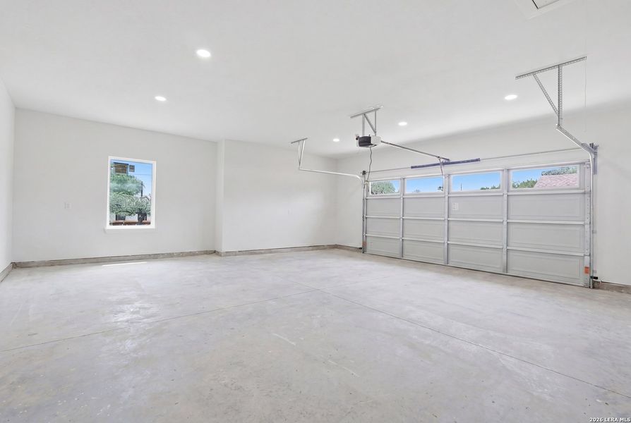 Spacious, unfurnished interior of a new home in , Bandera (Image 18).