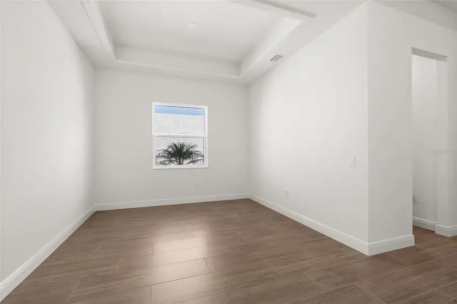 Spacious, unfurnished interior of a new home in , Sarasota (Image 25).