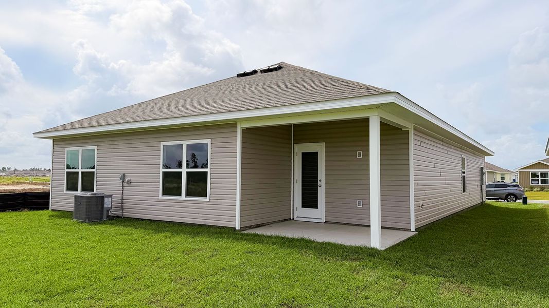 Exterior details and patio area of a home in Liberty, Panama City (Image 3).