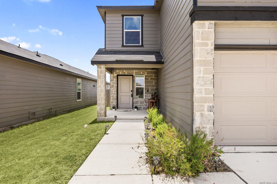 Exterior details and patio area of a home in , San Antonio (Image 4).