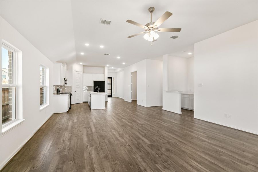 Spacious, unfurnished interior of a new home in Katy Lakes, Katy (Image 25). Spacious, unfurnished interior of a new home in Katy Lakes, Katy (Image 25).
