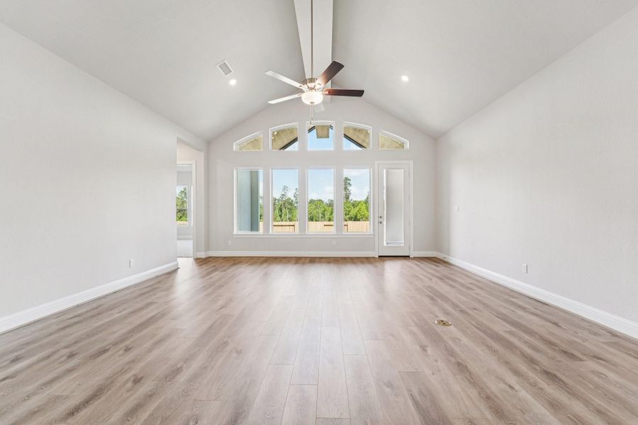 Spacious, unfurnished interior of a new home in Evergreen 70', Conroe (Image 14).