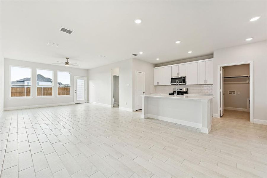Spacious, unfurnished interior of a new home in Venetian, Weston (Image 12).