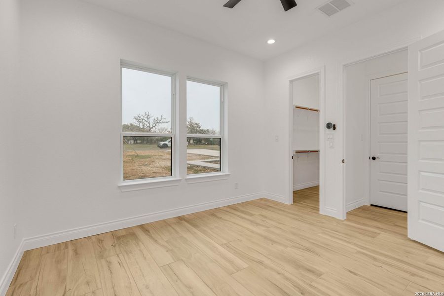 Spacious, unfurnished interior of a new home in , Bandera (Image 42).