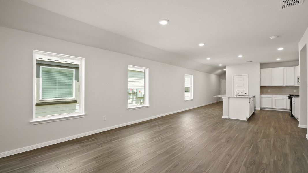 Spacious, unfurnished interior of a new home in Timber Creek, San Antonio (Image 8).