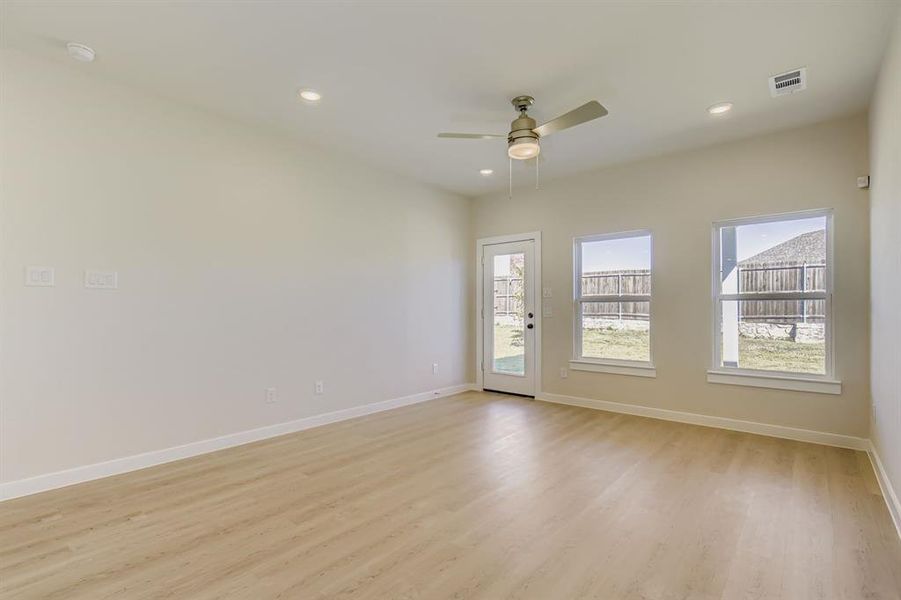 Spacious, unfurnished interior of a new home in Ambergrove, Royse City (Image 12).