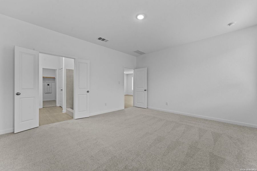 Spacious, unfurnished interior of a new home in Sky Ranch, New Braunfels (Image 18).