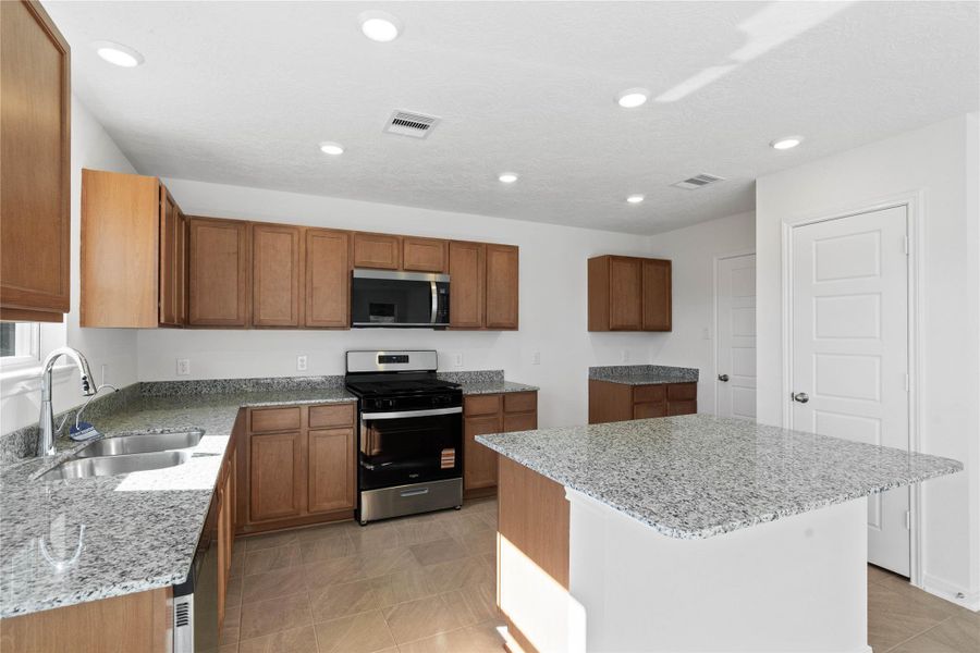 Furnished interior view inside a new home in Vida Costera, Texas City (Image 8).
