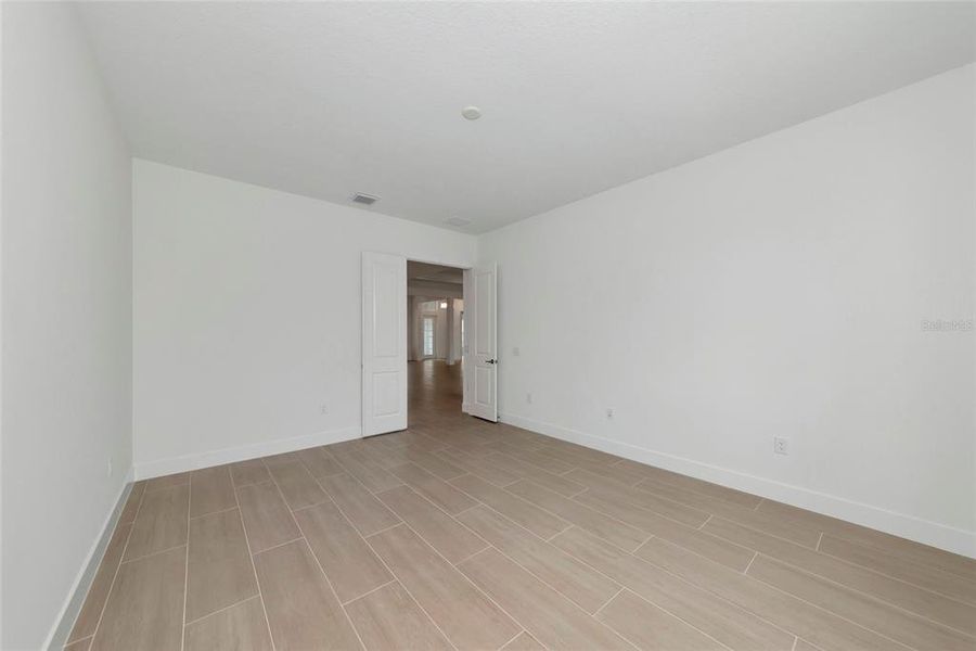 Spacious, unfurnished interior of a new home in , Sarasota (Image 46).