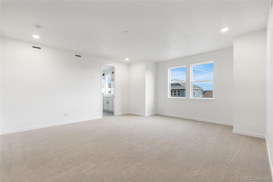 Spacious, unfurnished interior of a new home in Sterling Ranch, Littleton (Image 17).