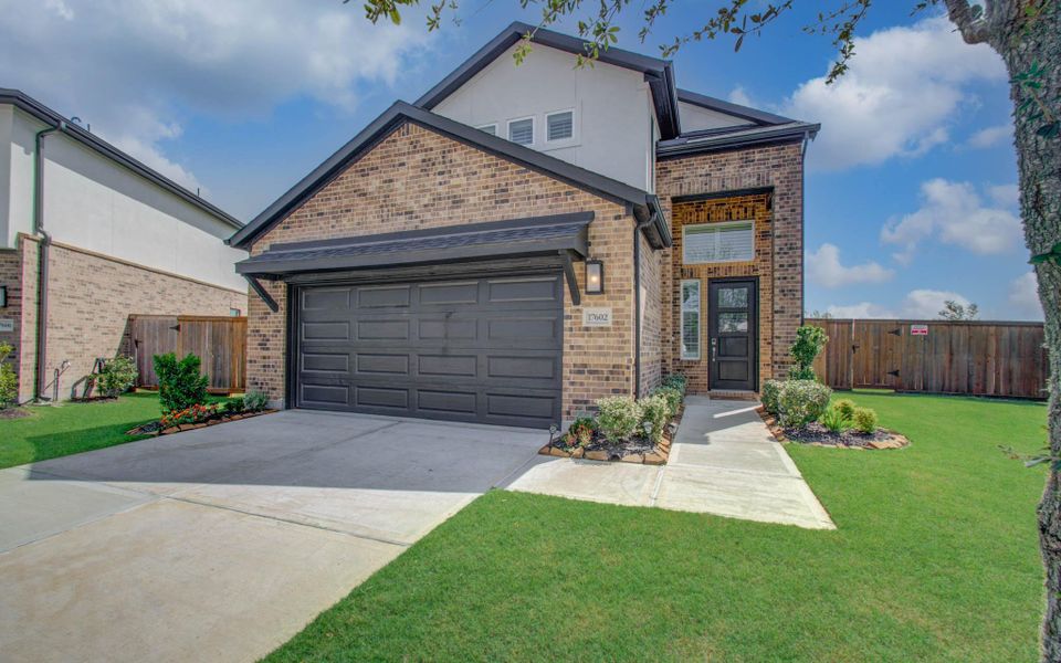 Front exterior of a new home in , Richmond, TX, highlighting curb appeal (Image 22). Front exterior of a new home in , Richmond, TX, highlighting curb appeal (Image 22).