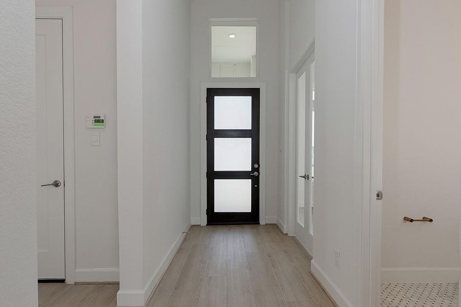 Spacious, unfurnished interior of a new home in Lake Breeze, Willis (Image 35).