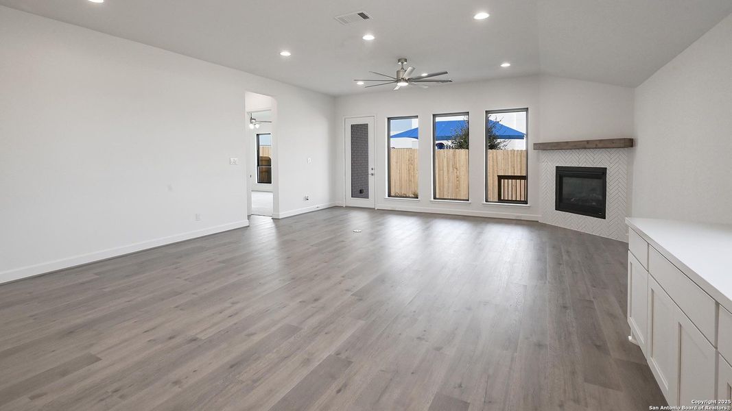 Spacious, unfurnished interior of a new home in Cibolo Valley Heights 65', Cibolo (Image 10).