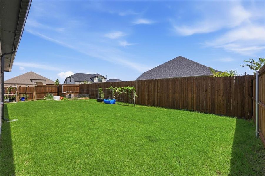 Exterior details and patio area of a home in Stonehaven, Seagoville (Image 3).