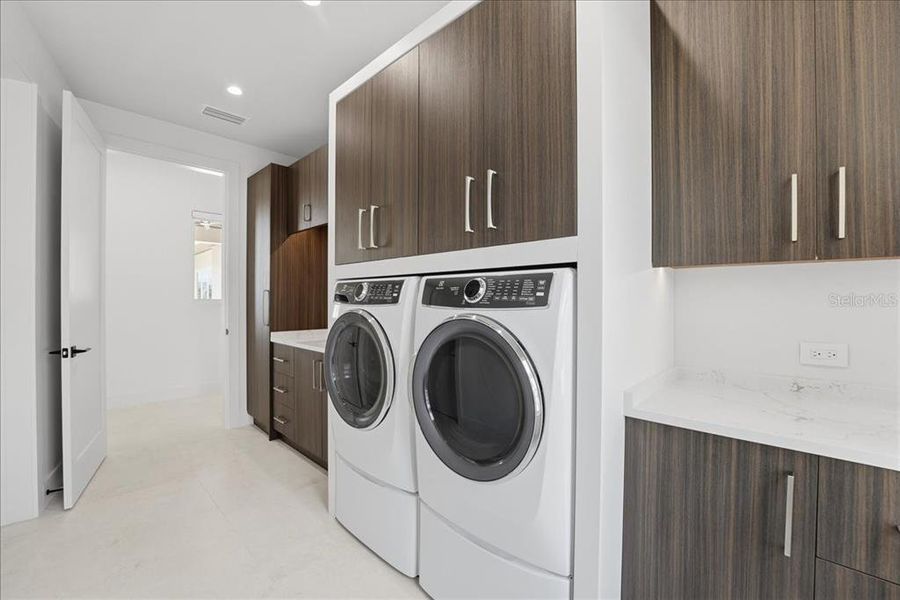 Furnished interior view inside a new home in , Orlando (Image 45).