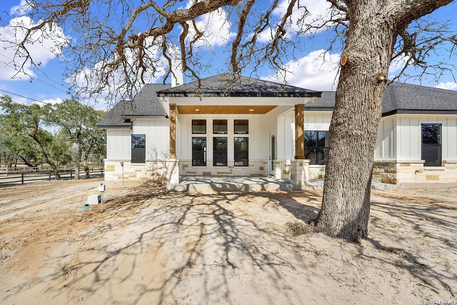 Exterior details and patio area of a home in , La Vernia (Image 4).