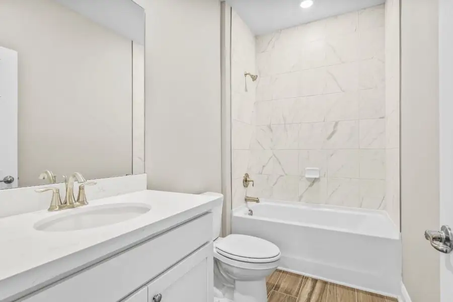 Furnished interior view inside a new home in Lake Merial, Panama City (Image 5).