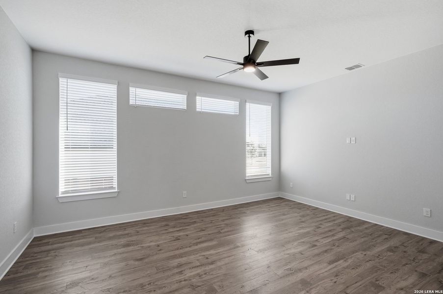 Spacious, unfurnished interior of a new home in Potranco Oaks, Castroville (Image 24).