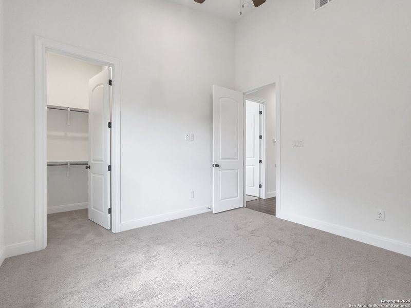 Spacious, unfurnished interior of a new home in , Blanco (Image 24).