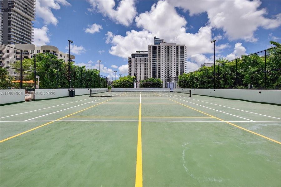 Condo located in Miami, FL showcasing its design and architecture (Image 4).