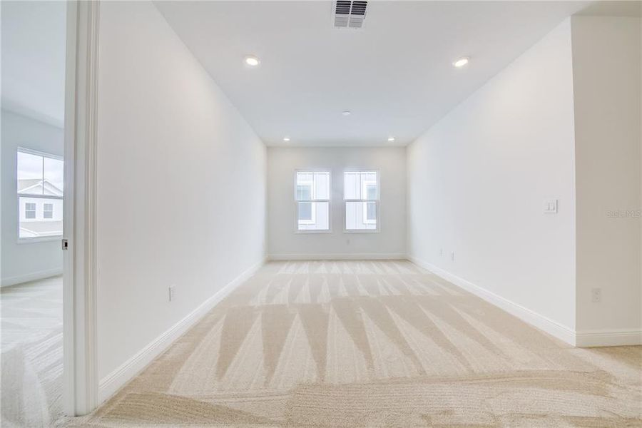 Spacious, unfurnished interior of a new home in Bungalow Walk at Lakewood Ranch, Sarasota (Image 26).