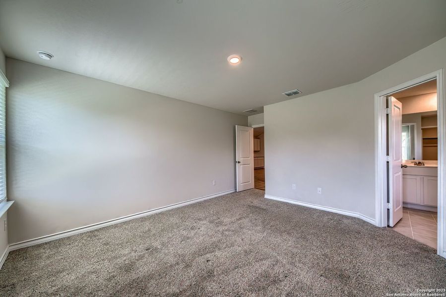 Spacious, unfurnished interior of a new home in , San Antonio (Image 20).