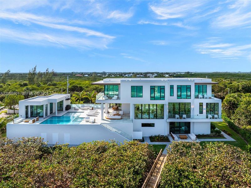 Condo located in Fort Pierce, FL showcasing its design and architecture (Image 38).