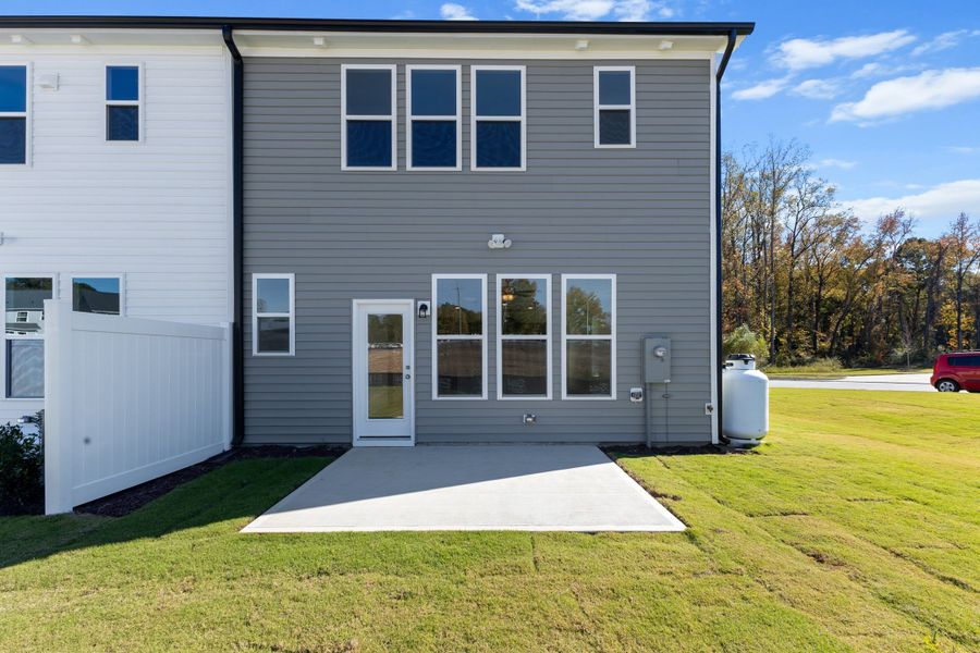 Representative exterior details of a home built from the The Hemlock by RobuckHomes in Kennebec Crossing, Angier (Image 64).