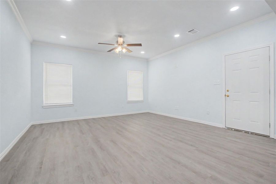 Spacious, unfurnished interior of a new home in , Navasota (Image 17).
