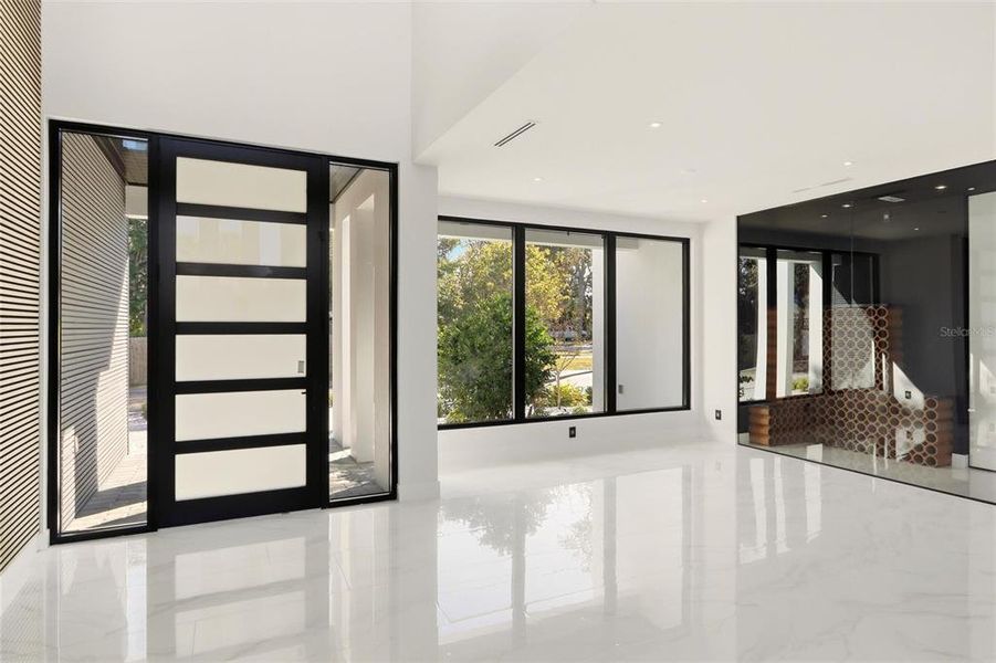 Spacious, unfurnished interior of a new home in , Sarasota (Image 19).