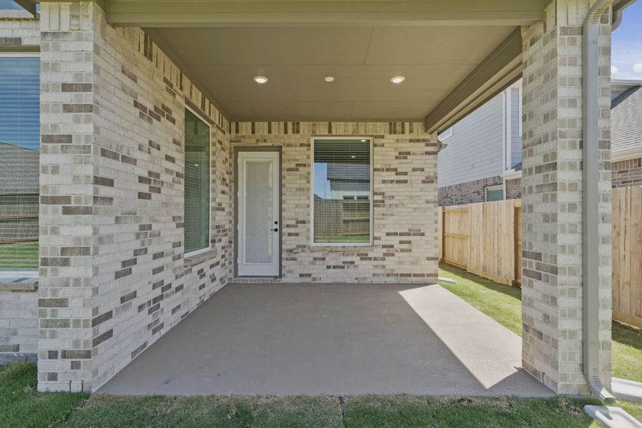 Exterior details and patio area of a home in Jordan Ranch 55's, Fulshear (Image 4).
