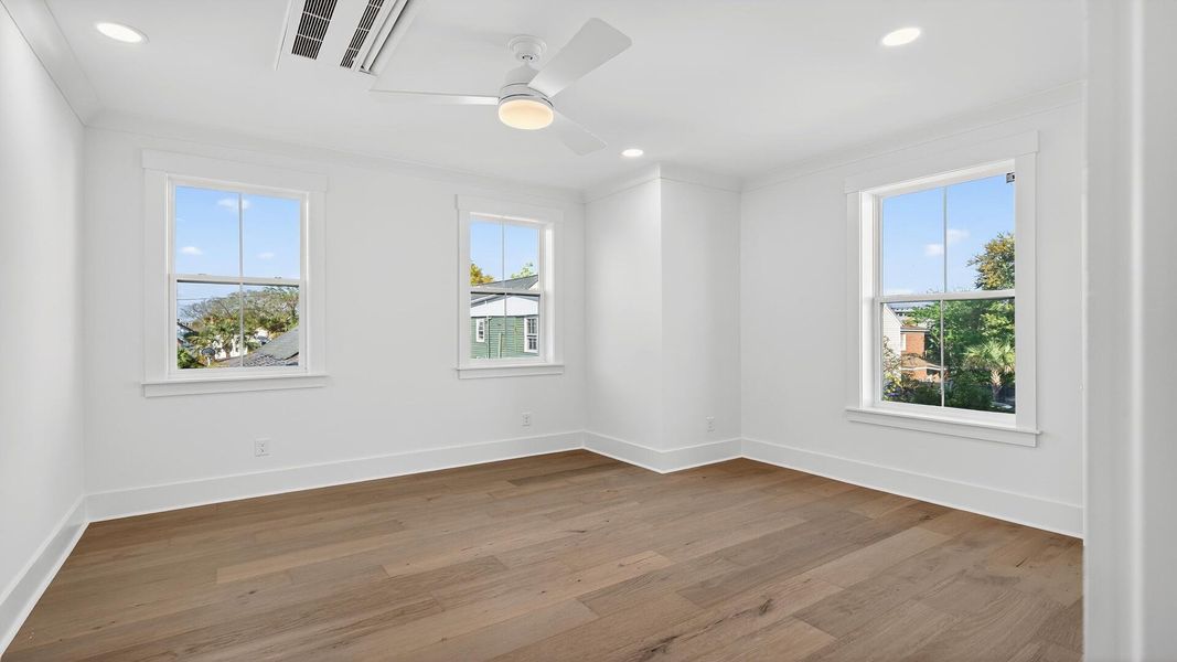 Spacious, unfurnished interior of a new home in Grants Court, Charleston (Image 10).