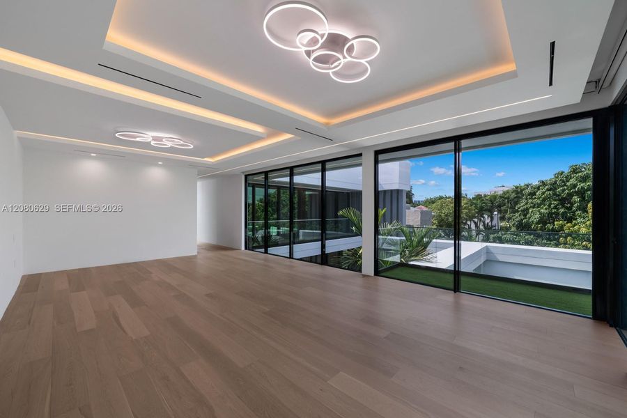 Spacious, unfurnished interior of a new home in , Miami Beach (Image 37).