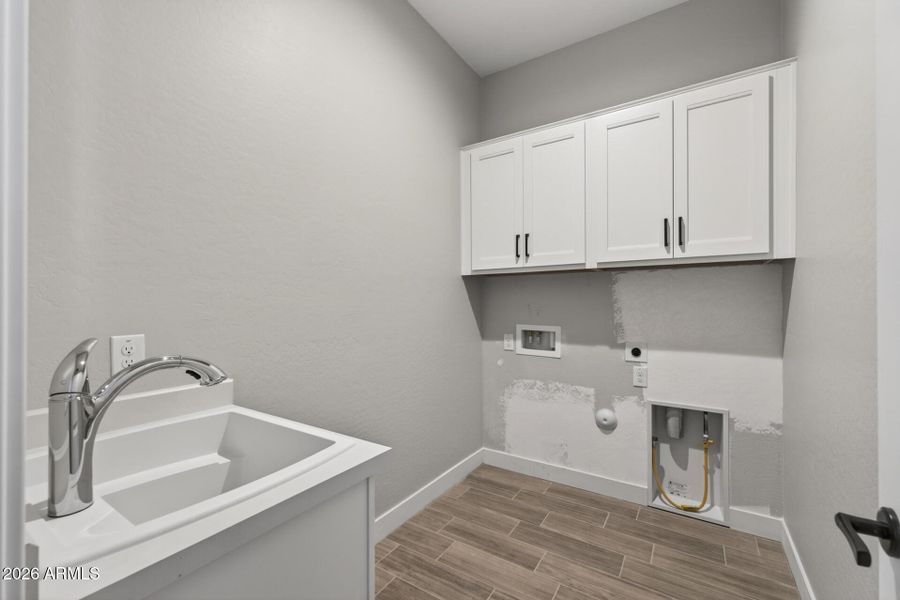 25)LAUNDRY ROOM