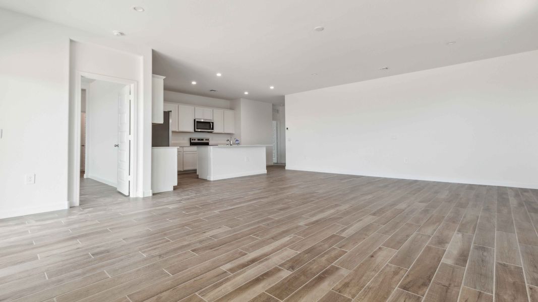 Spacious, unfurnished interior of a new home in Entrada Del Oro, Gold Canyon (Image 11).