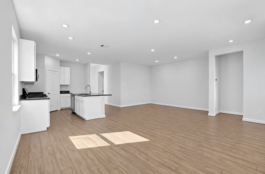 Spacious, unfurnished interior of a new home in Raburn Reserve 50s, Tomball (Image 8).