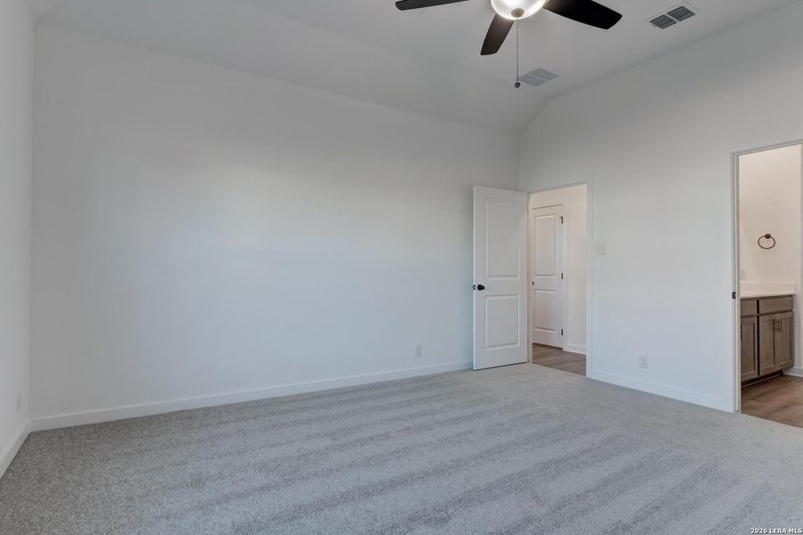 Spacious, unfurnished interior of a new home in Arcadia Ridge, San Antonio (Image 17).