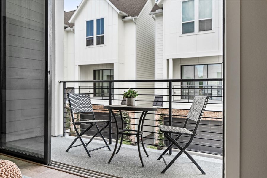 Exterior details and patio area of a home in Willowbend Point, Houston (Image 22).