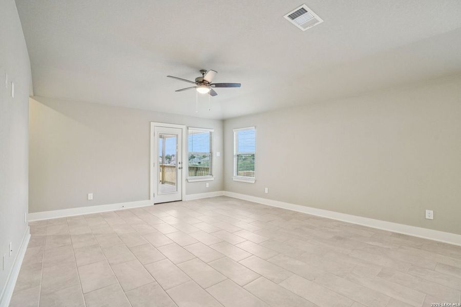 Spacious, unfurnished interior of a new home in Lark Canyon, New Braunfels (Image 23).
