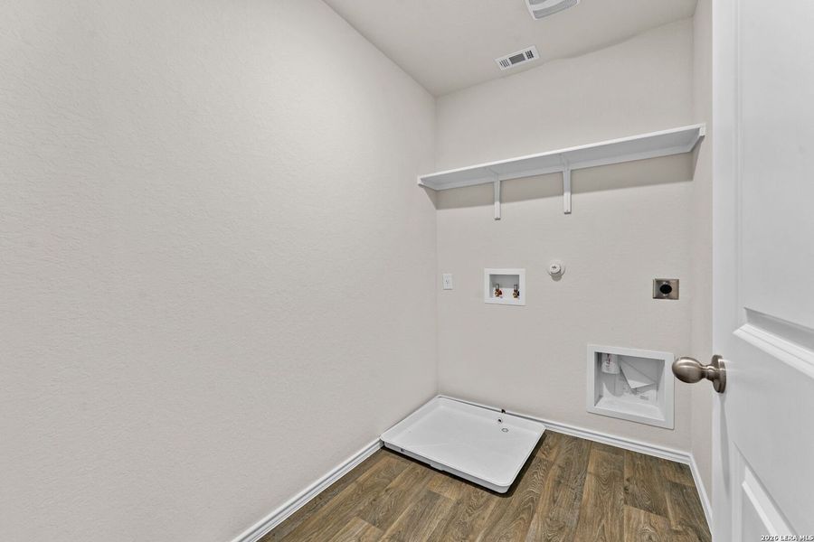 Spacious, unfurnished interior of a new home in Applewood, San Antonio (Image 19). Spacious, unfurnished interior of a new home in Applewood, San Antonio (Image 19).