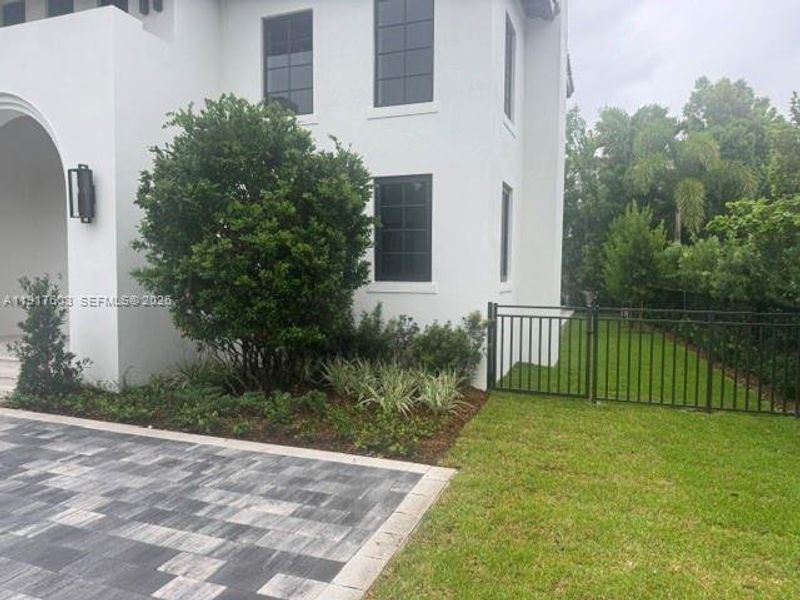 Exterior details and patio area of a home in , Coral Gables (Image 14).