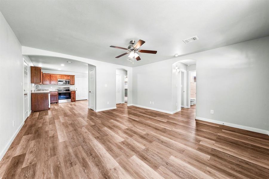 Spacious, unfurnished interior of a new home in , West Tawakoni (Image 14).