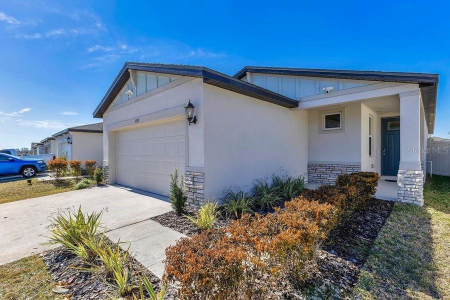 Exterior details and patio area of a home in Park East, Plant City (Image 4).
