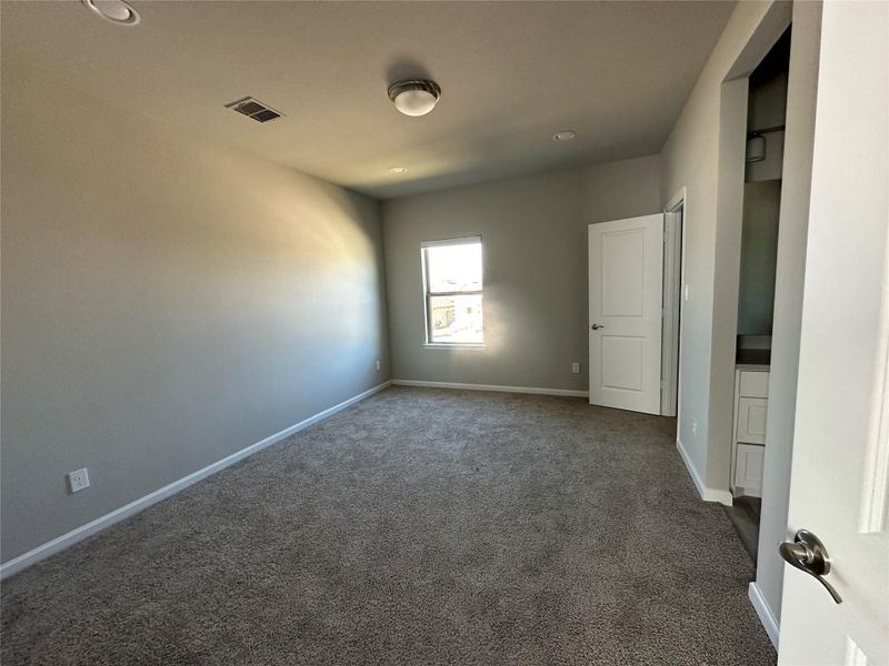 Spacious, unfurnished interior of a new home in Sienna, Missouri City (Image 32).