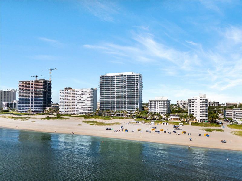 Condo located in Pompano Beach, FL showcasing its design and architecture (Image 45).