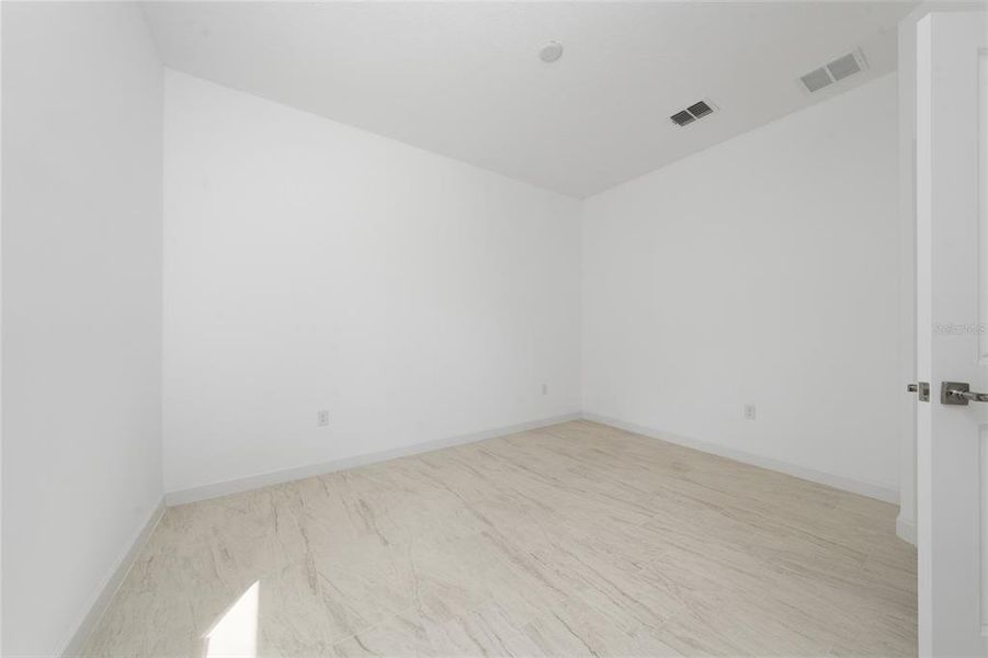 Spacious, unfurnished interior of a new home in , Orlando (Image 18).