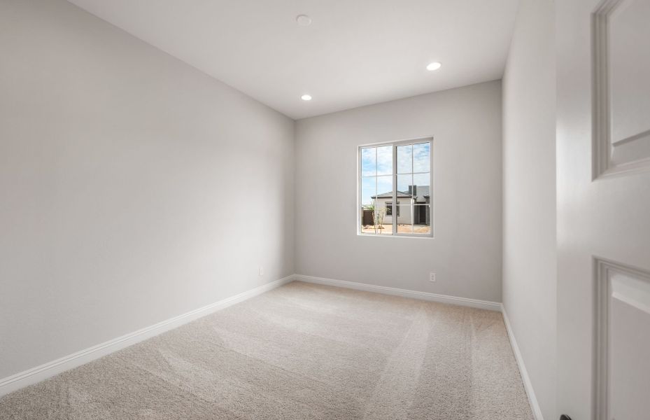 Spacious, unfurnished interior of a new home in Artisan at Asante, Surprise (Image 29).