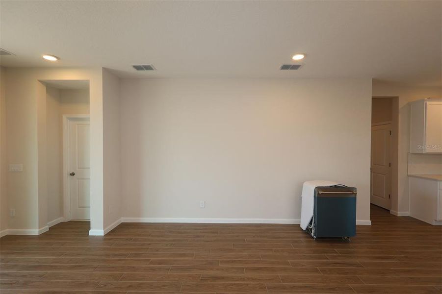Spacious, unfurnished interior of a new home in Bay Lake Farms, St. Cloud (Image 9).