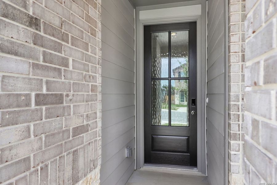 Exterior details and patio area of a home in Thomas Pond, San Antonio (Image 4). Exterior details and patio area of a home in Thomas Pond, San Antonio (Image 4).