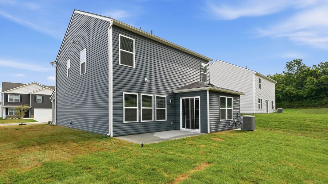Exterior details and patio area of a home in Oak Hill, Vonore (Image 4).